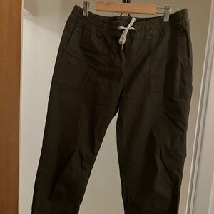 Vuori army green cropped pant